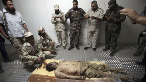Los rebeldes que encontraron a Gadafi lo apalearon y humillaron hasta la muerte en un controvertido aquelarre de horror y venganza. Su cadver estuvo cuatro das custodiado por combatientes rebeldes en una cmara frigorfica en la ciudad de Misrata