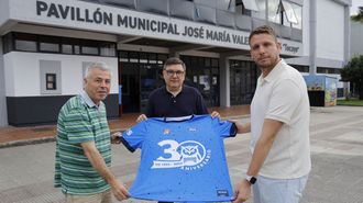 De izquierda a derecha; Gabriel Bas, entrenador primer equipo; Luis Carro, presidente, y Lorenzo Cachaza, entrenador juvenil