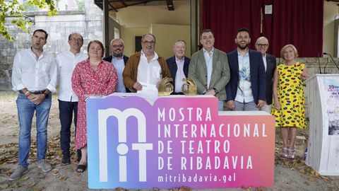 Los premiados, en el centro de la imagen con sus galardones, junto a los representantes instituciones y los organizadores de la MIT