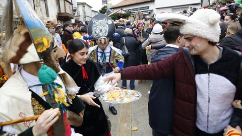 Estrea do peliqueiro no entroido de Laza e reparto de bica na Picota.
