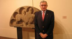 El director del Museo de Pontevedra, Valle P�rez, al recuperar el t�mpano de Palmou en el a�o 2006.