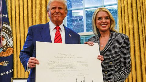 Trump con la fiscala que despidi� ayer en una foto de hace un a�o en la Casa Blanca. 