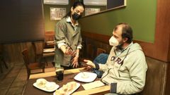 La propietaria del restaurante Los Caracoles de Santiago le pide el certificado covid a un cliente