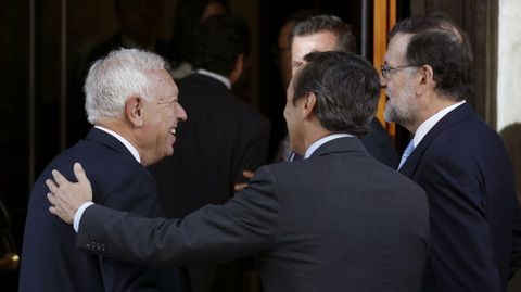 El presidente del Gobierno en funciones, Mariano Rajoy, saludando al ministro de Exteriores, Jos� Manuel Garc�a-Margallo y al portavoz popular, Rafael Hernando. 