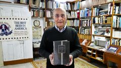 Alejandro Otero en la biblioteca que ha abierto