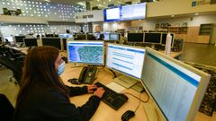 Una operaria del 112 trabaja con la aplicaci�n que se utiliza para coordinarse con Portugal