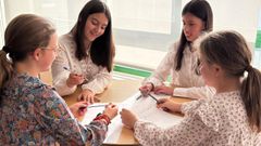 Almudena, Daniela, Valentina y Alejandra forman parte del grupo de escritura creativa del Club Beiramar, de Vigo. Las cuatro alumnas de 2&ordm; de la ESO promueven un concurso de microrrelatos entre escolares de la provincia de Pontevedra para difundir los beneficios de la lectura