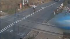 Un ciclista se salva de milagro tras saltarse un paso a nivel