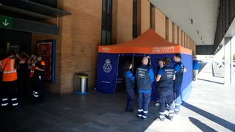 Miembros de Protecci�n Civil de Sevilla en la estaci�n de Santa Justa. 