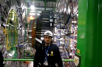 Un operario de Xonxa, en el interior del laboratorio europeo de f�sica de part�culas. 