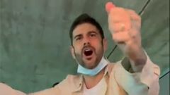 Melendi cantando �Volveremos� en el Tartiere