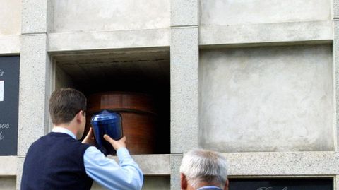 Imagen de archivo de un entierro con cenizas