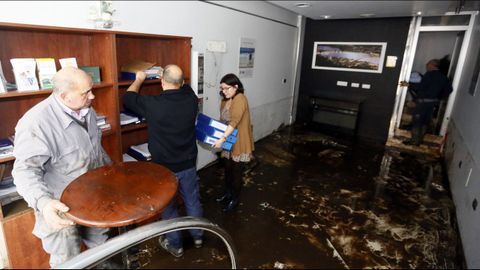 Tareas de limpieza en negocios de Viveiro tras la tromba de agua