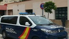 Un veh�culo de la Polic�a Nacional en una calle de Fuengirola (M�laga), donde se produjo el crimen