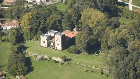 Constru�do en el siglo XIX sobre las ruinas de una antigua fortificaci�n, el Pazo de Meir�s perteneci� a la intelectual gallega Emilia Pardo Baz�n. Despu�s de su muerte, y tras llegar a manos de la Compa��a de Jes�s, la propiedad situada en el municipio coru��s de Sada pas� a formar parte del patrimonio de Francisco Franco, como regalo de la provincia de A Coru�a.