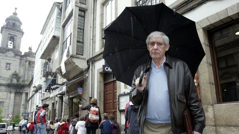 Dictino Maceira, en el 2008 en la rúa de San Francisco, un lugar muy querido por él porque ahí se alojó en la fonda de la señora María durante siete años, al llegar a Santiago desde Vedra para estudiar con solo 10 de edad