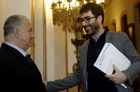 <span lang= es-es >El arranque</span>. El edil socialista Jes�s Fern�ndez, que propuso que se excluyese al Rey de la exposici�n de motivos para conceder el nombre de un parque a Adolfo Su�rez, saluda al ujier Samuel Barrul.