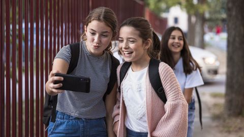 Dos menores se sacan una foto para las redes sociales