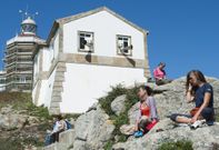 Turistas y peregrinos ante las caracter�sticas bocinas que dan al mar desde el Faro. 