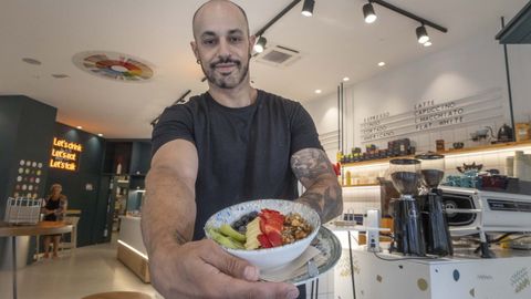 Chechu, en BO & GO, en la localidad de Santiago, con un plato de açaí.