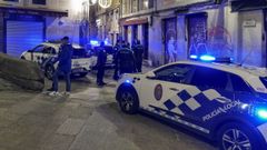 La Polic�a Local de Ourense controla el ocio nocturno en el casco hist�rico de la ciudad.