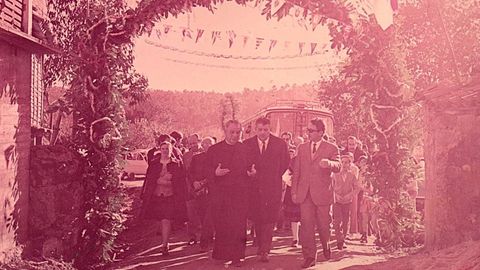 El p�rroco, en una imagen antigua recuperada por este grupo de vecinos de Verdillo
