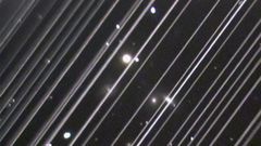 Imaxe da galaxia NGC 5353 tomada o 25 de maio do 2019. As li�as diagonais son rastros de luz reflectida polos sat�lites Starlink