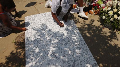 La gente firma y deja mensajes de esperanza.