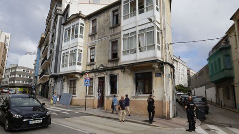 Exterior del inmueble okupado con varios agentes vigilando que no entre gente
