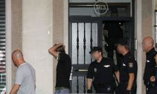 Uno de los dos hombres retenidos en un piso de la avenida de Lugo abandona el inmueble. 