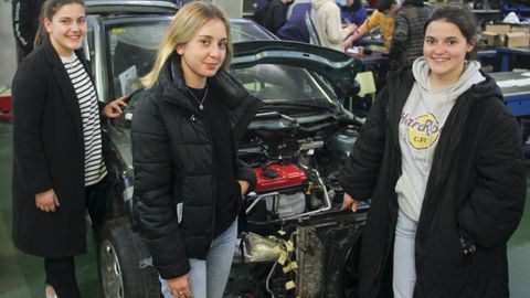 Las estudiantes del ciclo de FP de Educaci�n Infantil que pasaron una jornada en el de automoci�n