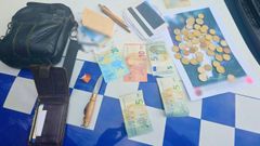 Los agentes rianxeiros incautaron material publicitario y documentos.