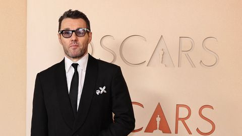 El director y actor Joel Edgerton, protagonista de �Sue�os de trenes�, nominada a mejor pel�cula. Con traje de Louis Vuitton