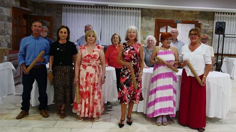 Los antiguos alumnos recogieron sus orlas