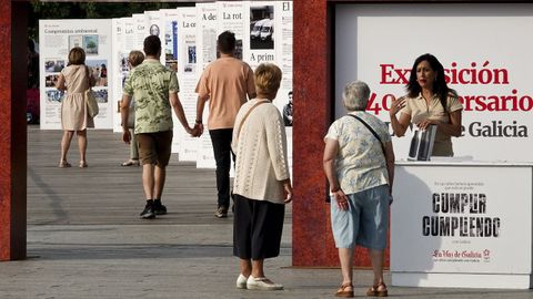 La afluencia de visitantes fue constante desde la maana para conocer el contenido de los  17 paneles instalados en A Laxe. 