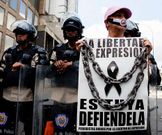 Una manifestante ayer en Caracas.