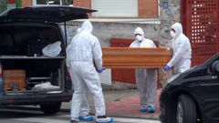 Varios operarios realizan el traslado de cad�veres de la residencia geri�trica  Los Pe�ascales , en Torrelodones (Madrid) 