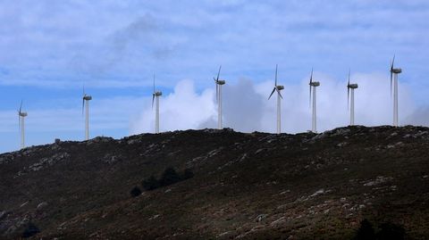 Aerogeneradores del parque e�lico ubicado en el monte de A Curota