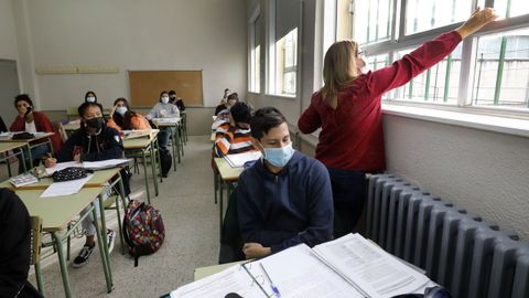 Profesora abriendo las ventanas de un aula en el IES Vilar Ponte de Viveiro en imagen de archivo