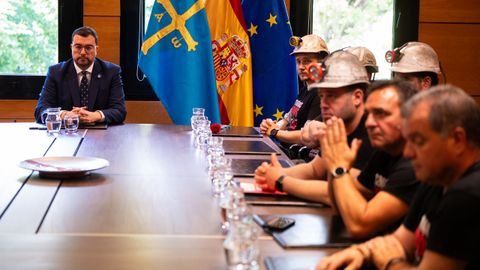 Trabajadores de la explotaci�n Mina Miura de Ibias se re�nen con el presidente del Principado de Asturias, Adri�n Barb�n, a su llegada a pie ante la Junta General del Principado de Asturias