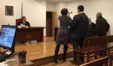 Los dos acusados antes de iniciar su declaraci�n ayer en el juicio. 
