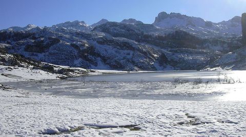 El lago Ercina, helado