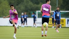 Queijeiro golpea el bal�n en un entrenamiento con el primer equipo del D�por