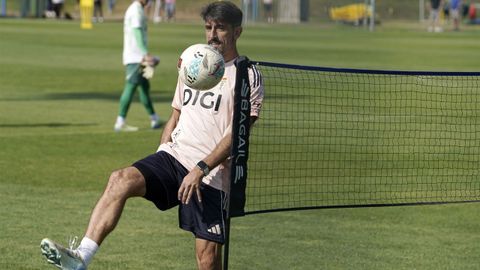 El serbio Veljko Paunovic, tcnico del Real Oviedo, durante el entrenamiento del equipo de este viernes, el penltimo antes de recibir el domingo en el Carlos Tartiere al Real Madrid