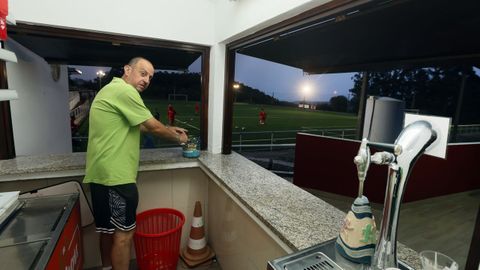 José Manuel Atadell limpia la cantina durante el entrenamiento del martes.