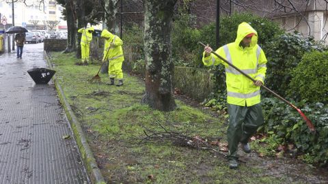 Marcos, Suso y Sergio, trabajadores de Parques y Jardines, ayer en el barrio de Caranza.