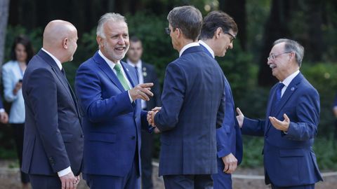 El presidente de la Generalitat de Cataluña, Salvador Illa, charla con el presidente de Ceuta, Jesús Vivas, mientras el ministro Ángel Víctor Torres lo hace con el jefe del Ejecutivo de La Rioja, Gonzalo Capellán