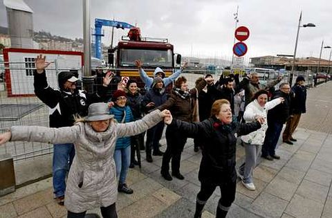 Miembros de la plataforma SOS Panadeira protestando contra el N�utico de Sanxenxo. 