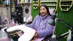 Tali Hern�ndez posa en el interior de LT Chamos Studio, la barber�a y centro de est�tica que emprendi� junto a su marido Edward, en Allariz.