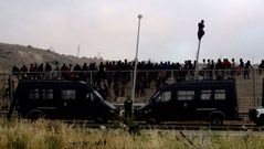 Unos 140 inmigrantes logran pasar la frontera